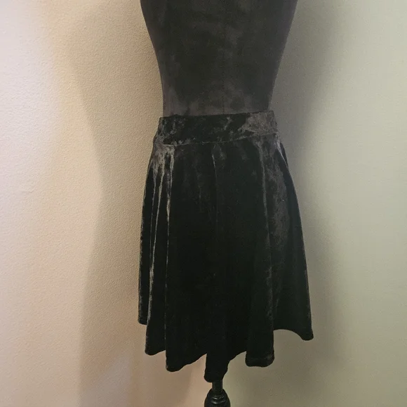 Urban Coco Black Velvet Skater Mini Skirt - Size Medium💃 - Picture 4 of 7